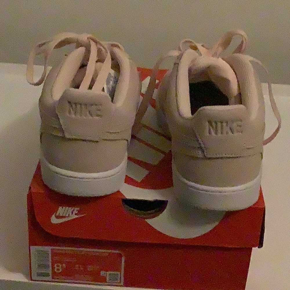 Nike Women’s shoe size 8.5 - Picture 2 of 3